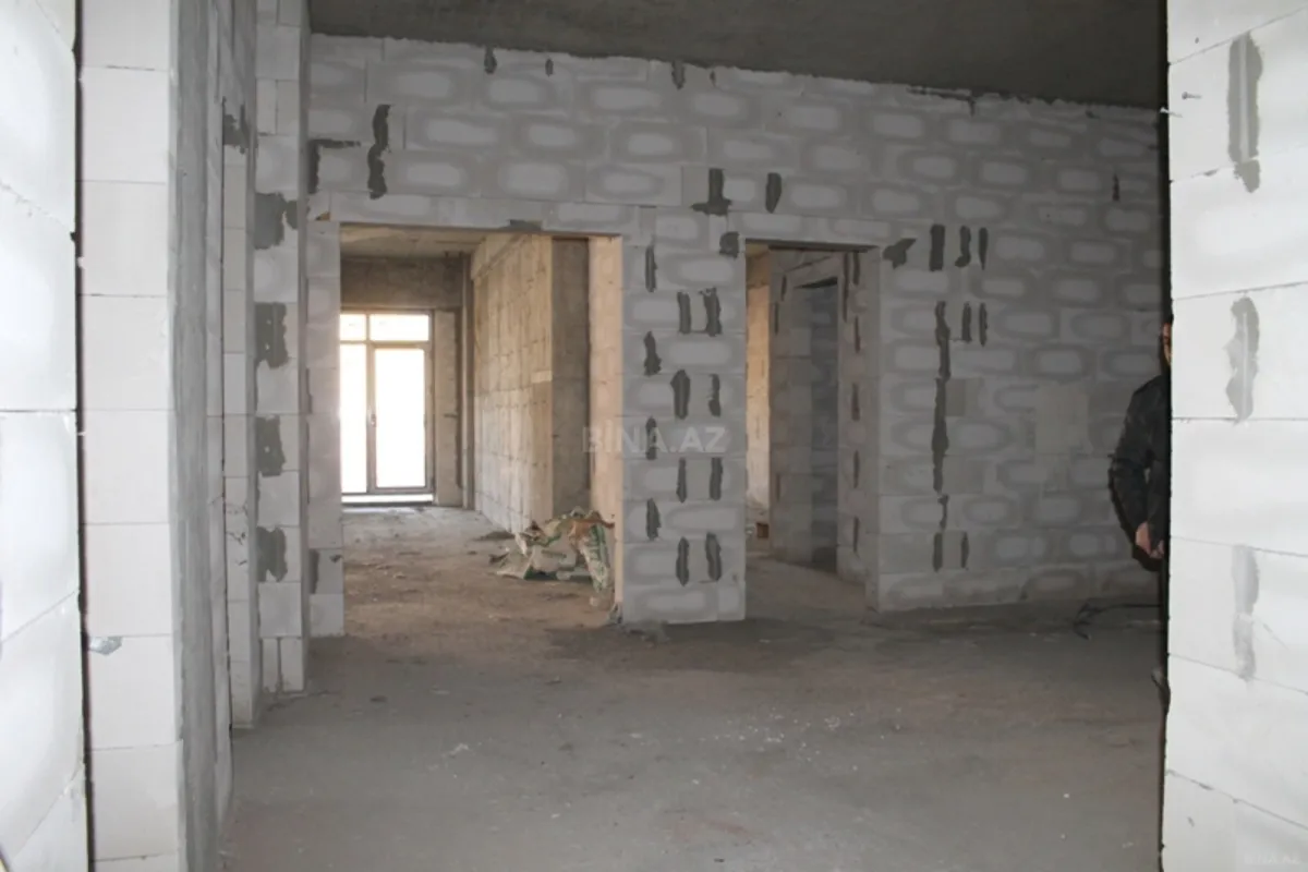 Satılır 4 otaqlı mənzil 196 m²