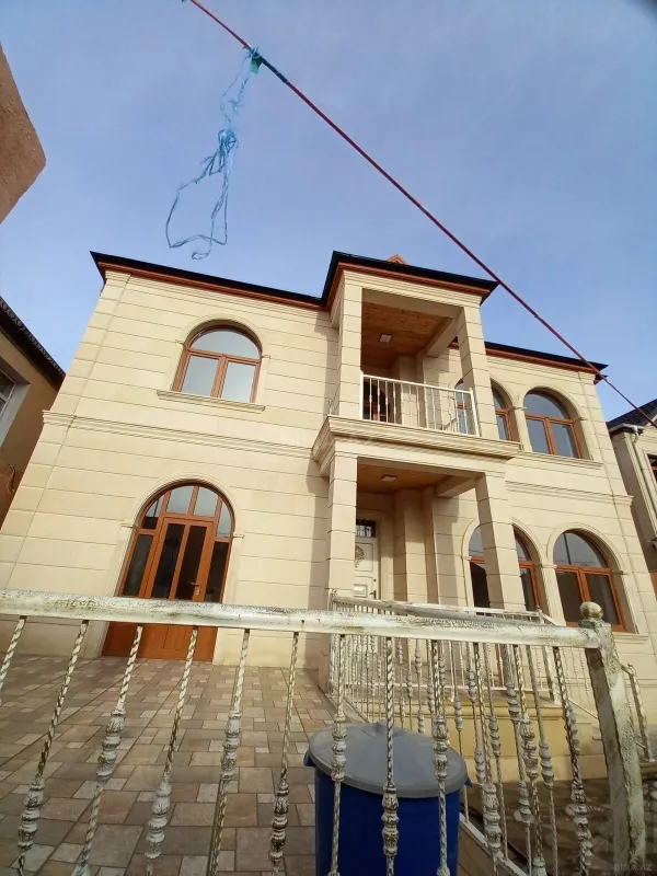 Satılır 6 otaqlı həyət evi 250 m²