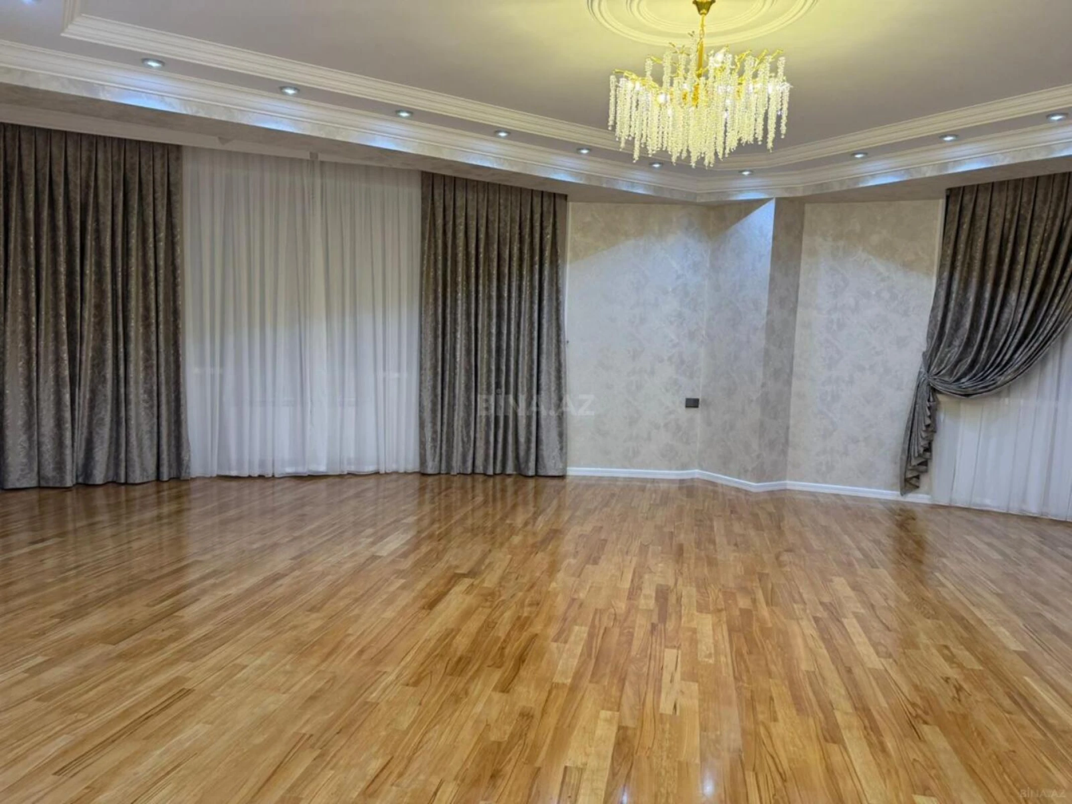 Satılır 3 otaqlı mənzil 142 m²