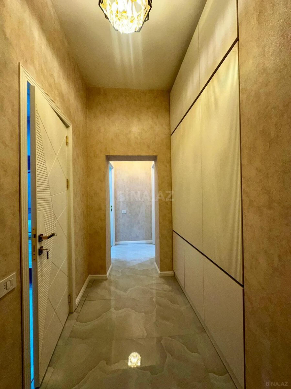 Satılır 2 otaqlı mənzil 67 m²