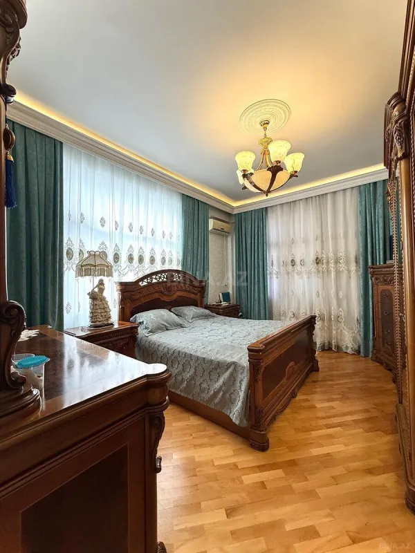 Satılır 3 otaqlı mənzil 147 m²