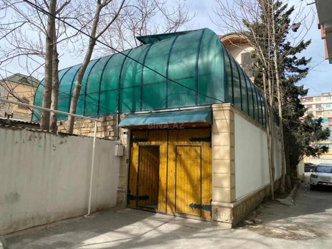 Satılır 9 otaqlı həyət evi 450 m²