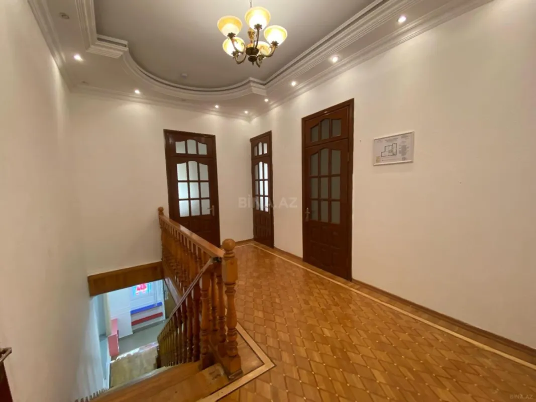 Satılır 9 otaqlı həyət evi 450 m²
