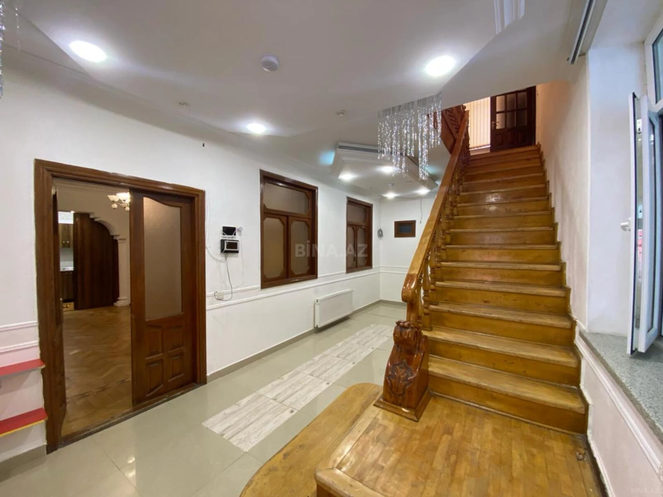 Satılır 9 otaqlı həyət evi 450 m²