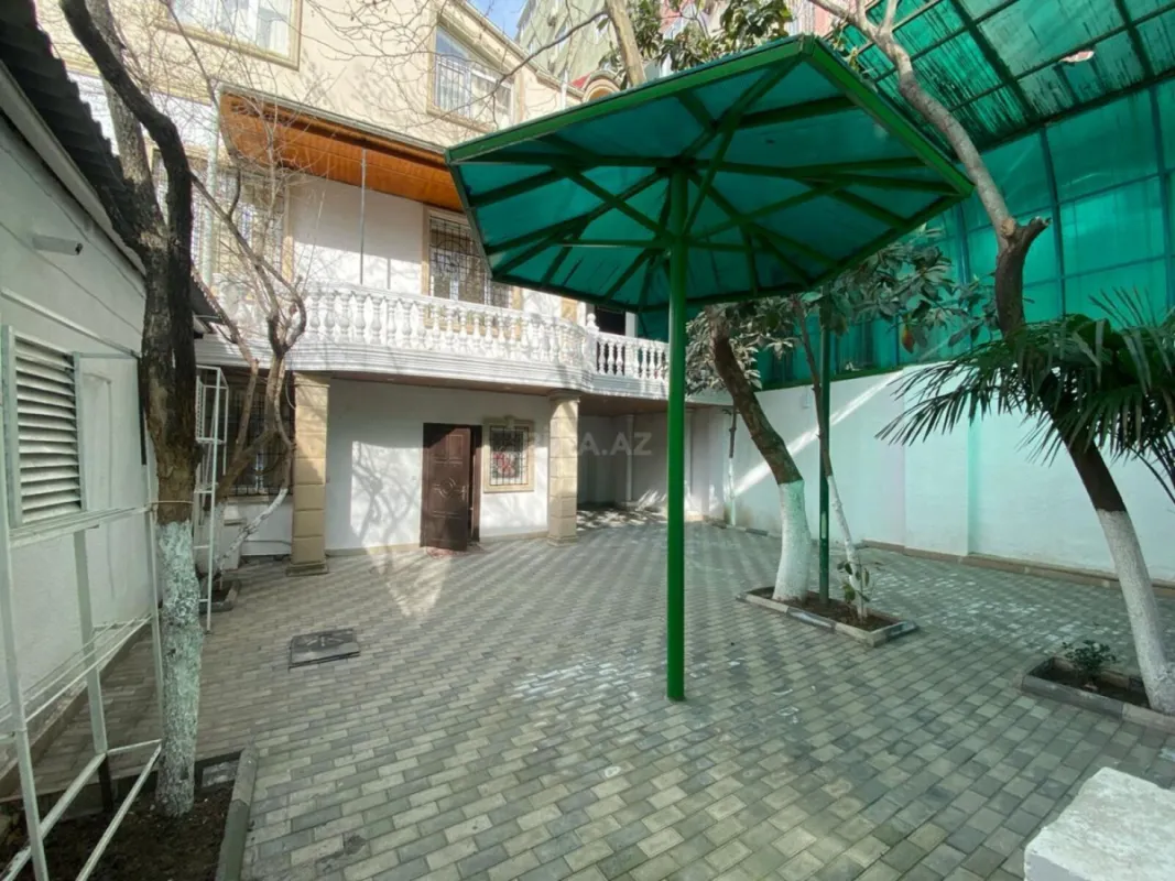 Satılır 9 otaqlı həyət evi 450 m²