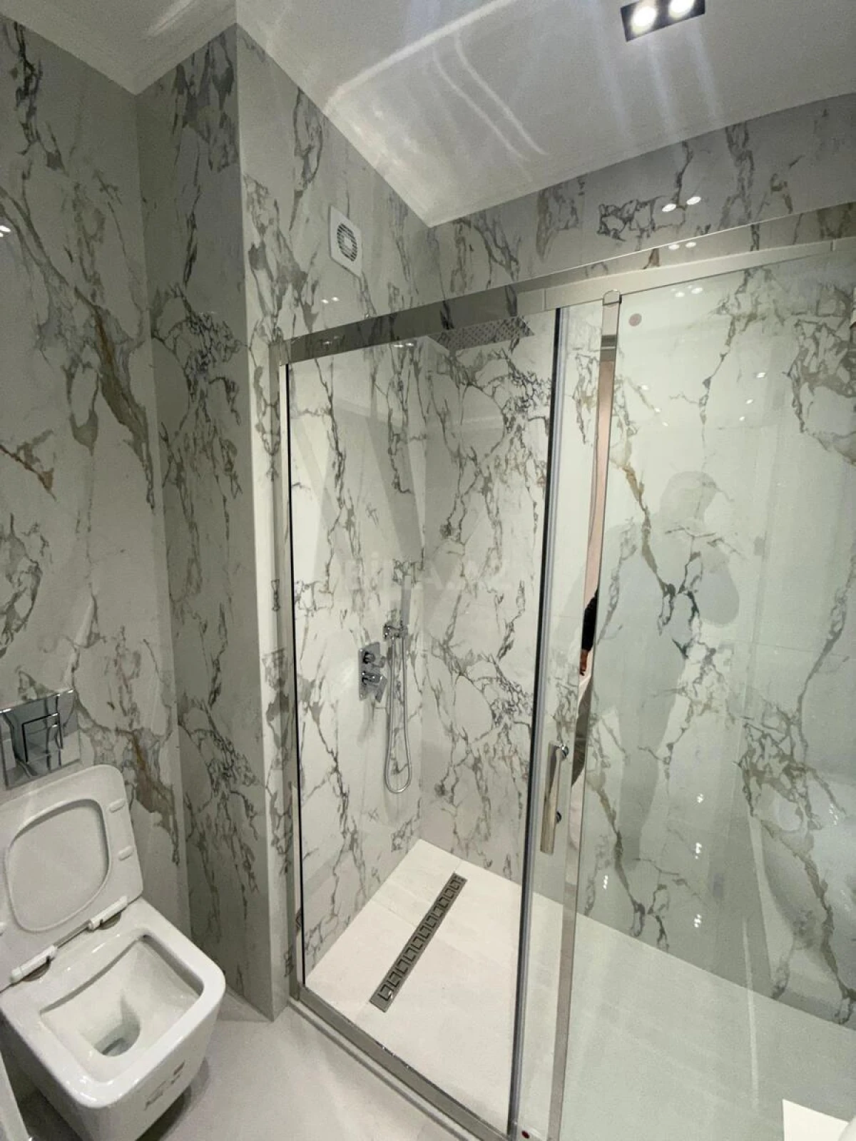 Kirayə verilir 4 otaqlı ofis 140 m²