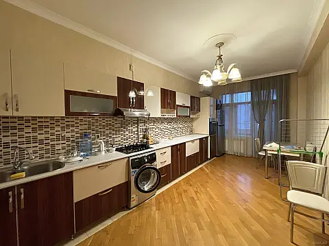 Kirayə verilir 2 otaqlı mənzil 116 m²