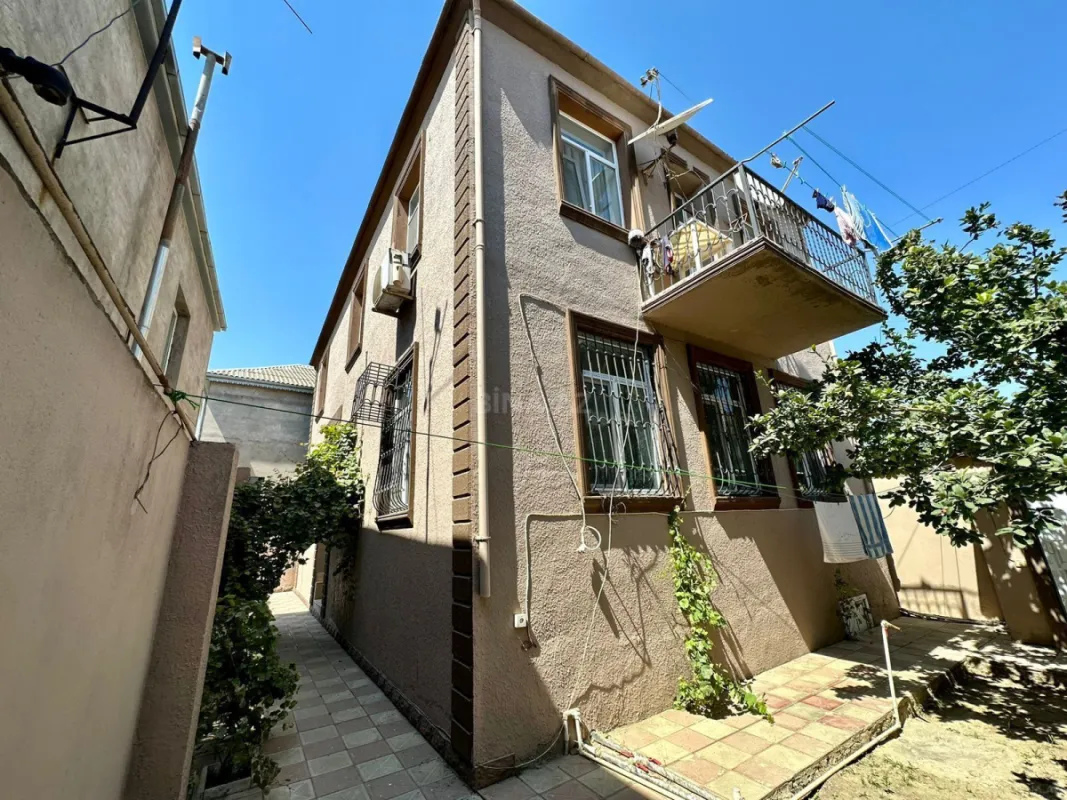 Satılır 5 otaqlı həyət evi 200 m²