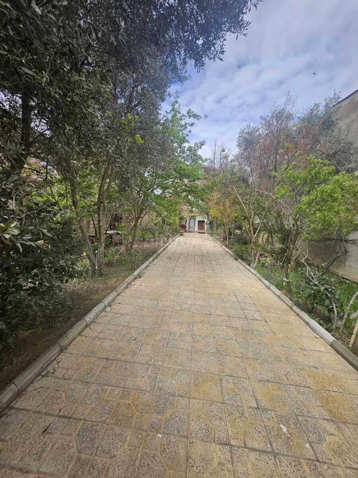 Satılır 5 otaqlı həyət evi 280 m²