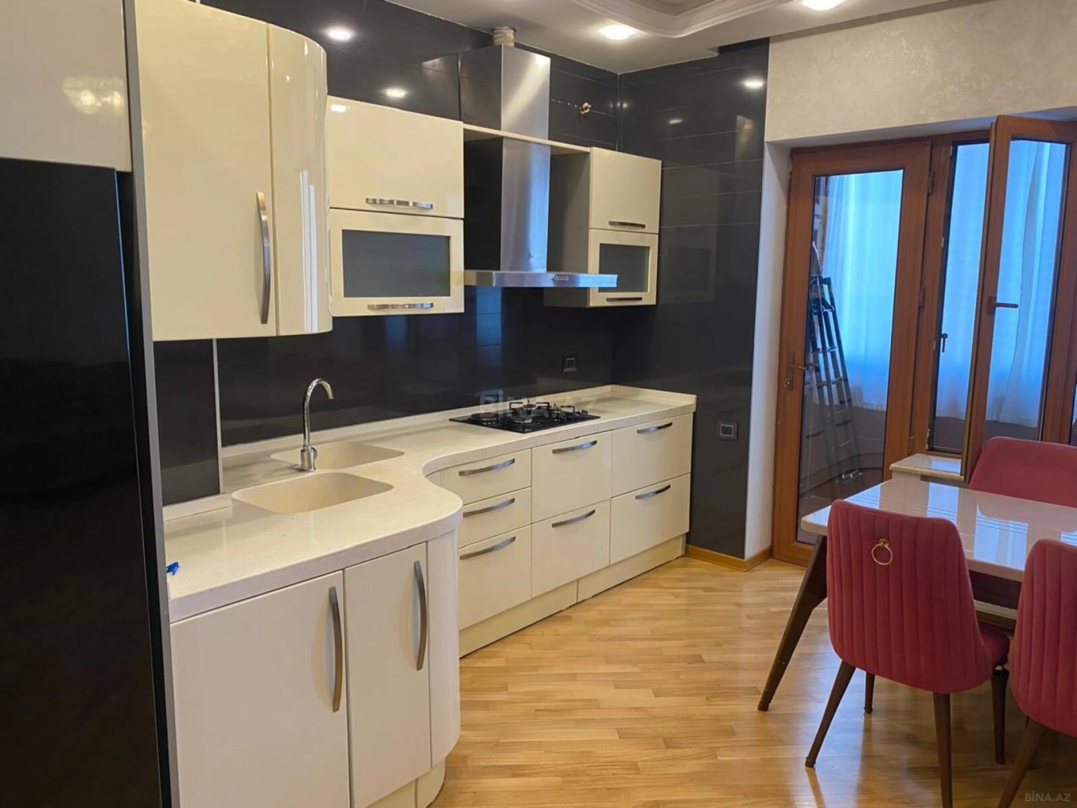 Satılır 3 otaqlı mənzil 115 m²