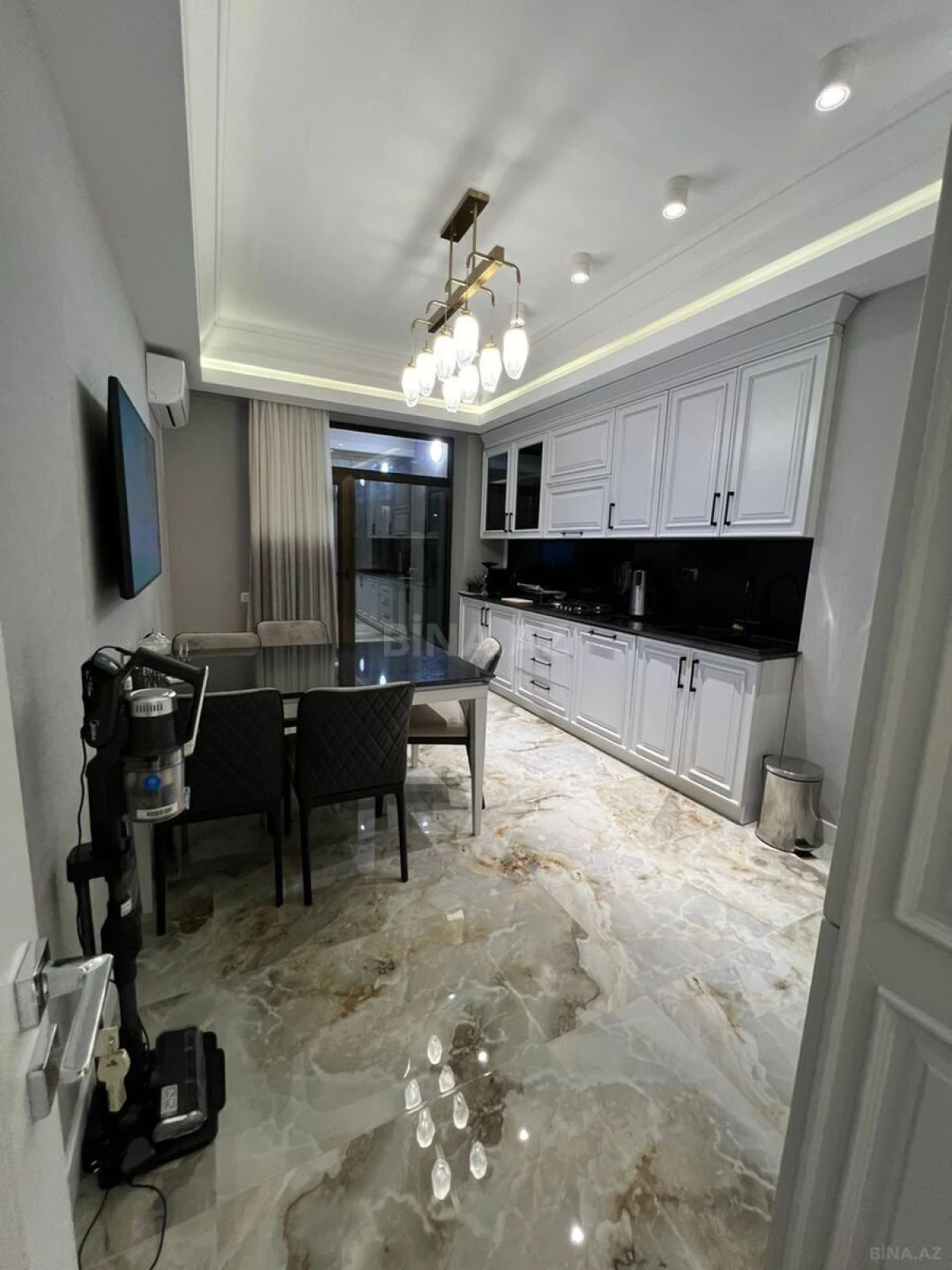 Kirayə verilir 4 otaqlı mənzil 235 m²