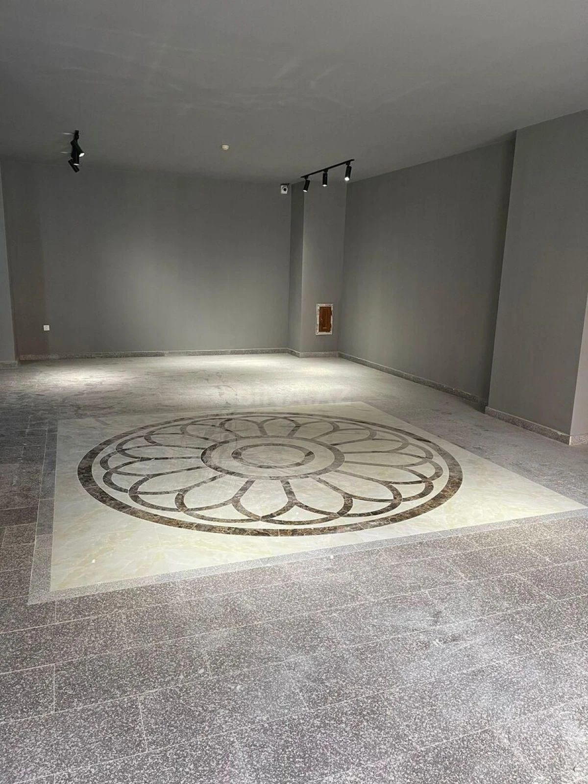 Satılır 4 otaqlı mənzil 186 m²