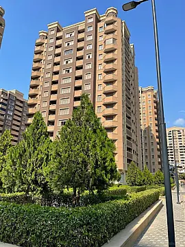 Satılır 4 otaqlı mənzil 186 m²
