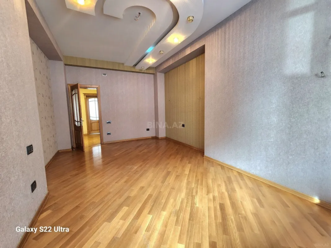 Satılır 4 otaqlı mənzil 240 m²