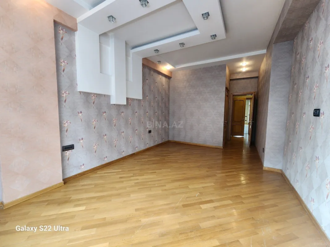 Satılır 4 otaqlı mənzil 240 m²
