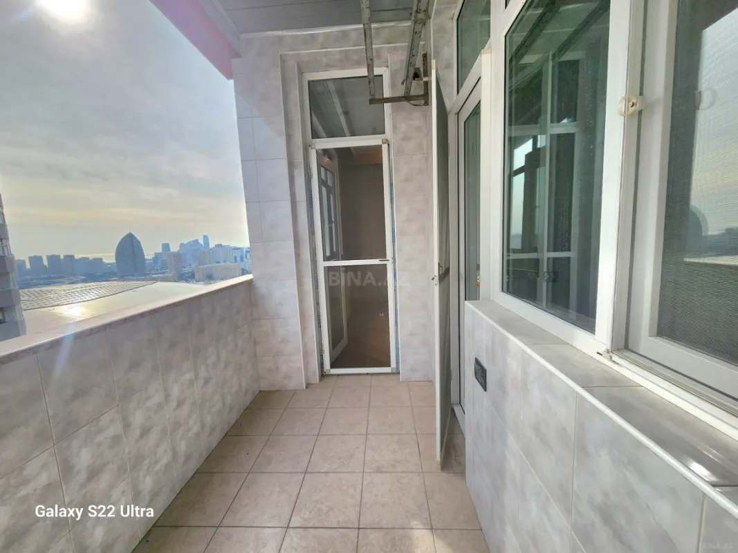 Satılır 4 otaqlı mənzil 240 m²