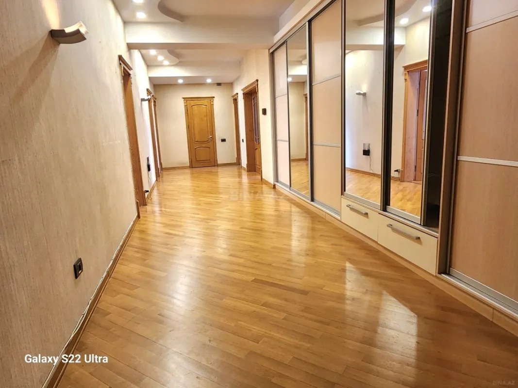 Satılır 4 otaqlı mənzil 240 m²