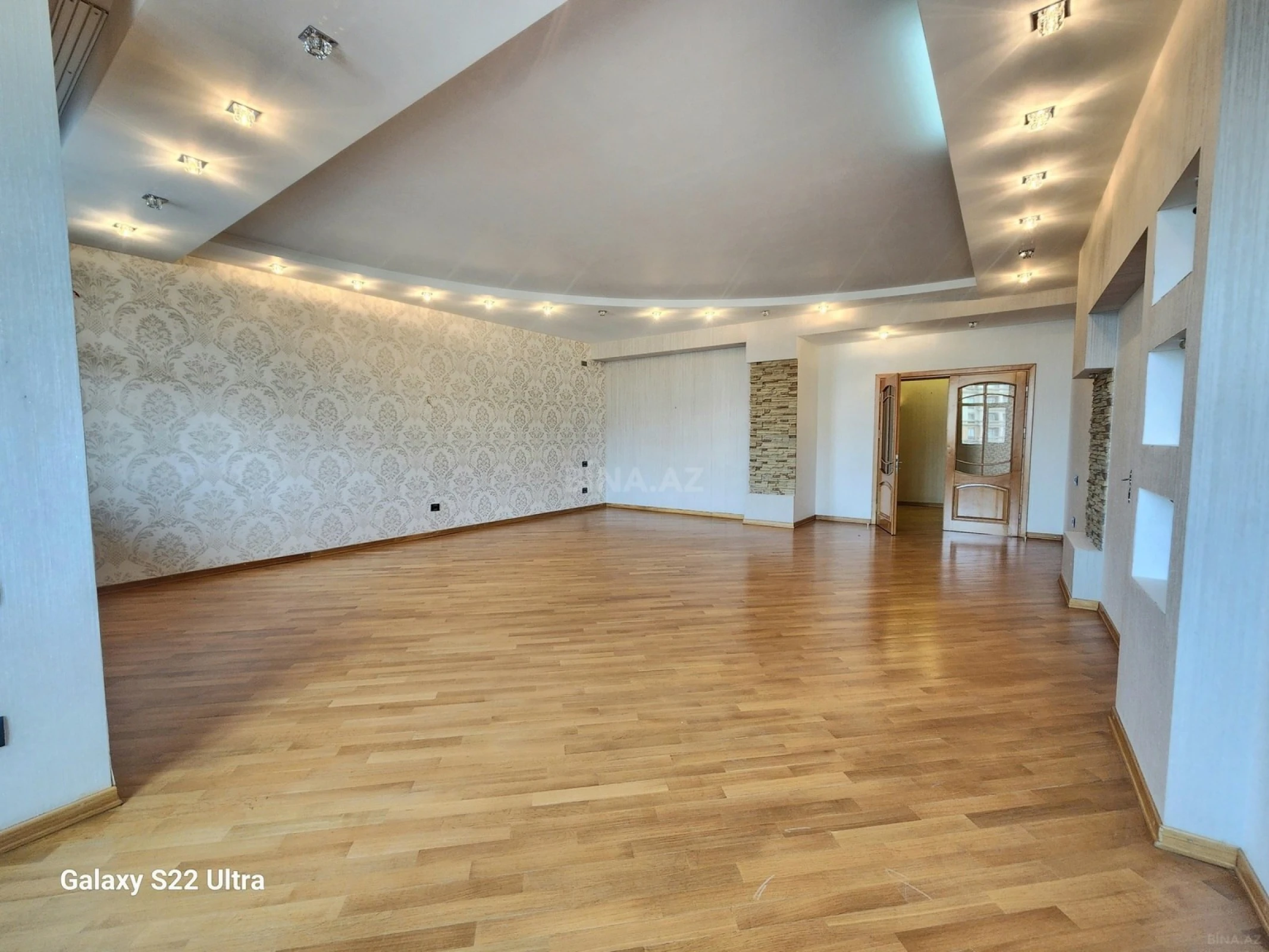 Satılır 4 otaqlı mənzil 240 m²