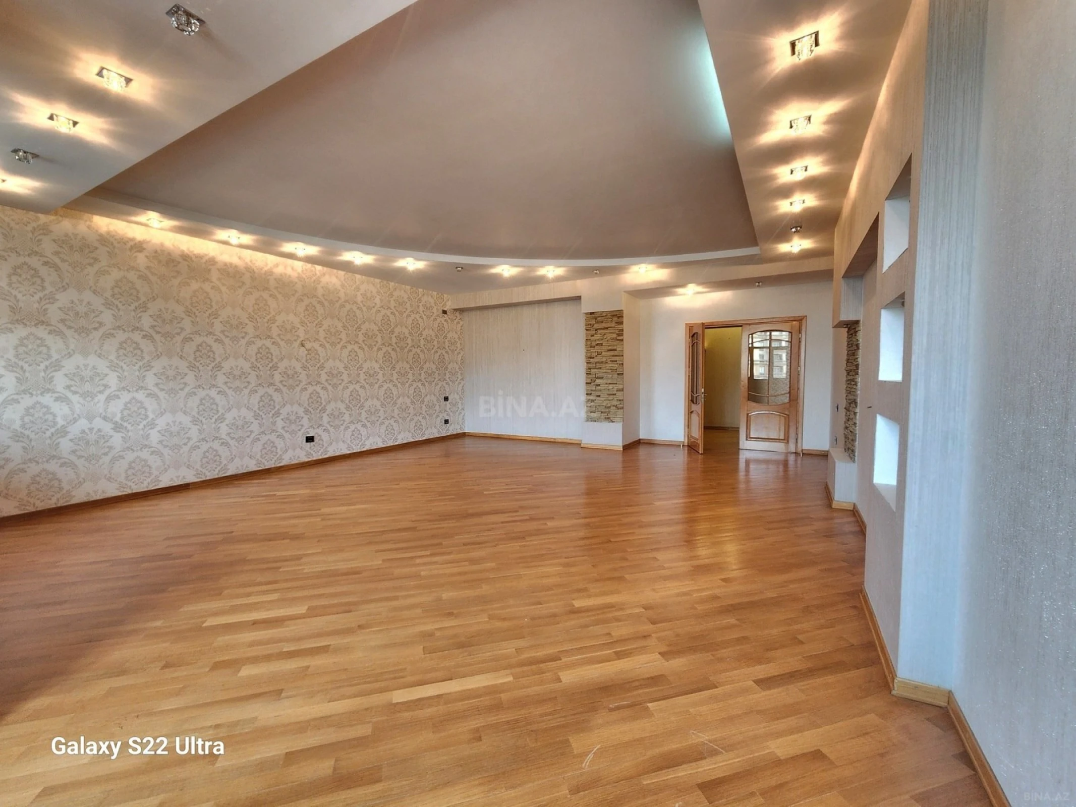 Satılır 4 otaqlı mənzil 240 m²
