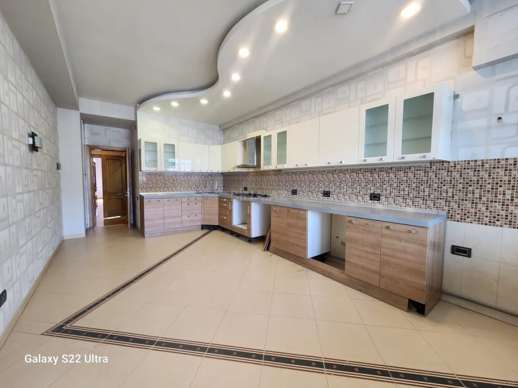 Satılır 4 otaqlı mənzil 240 m²