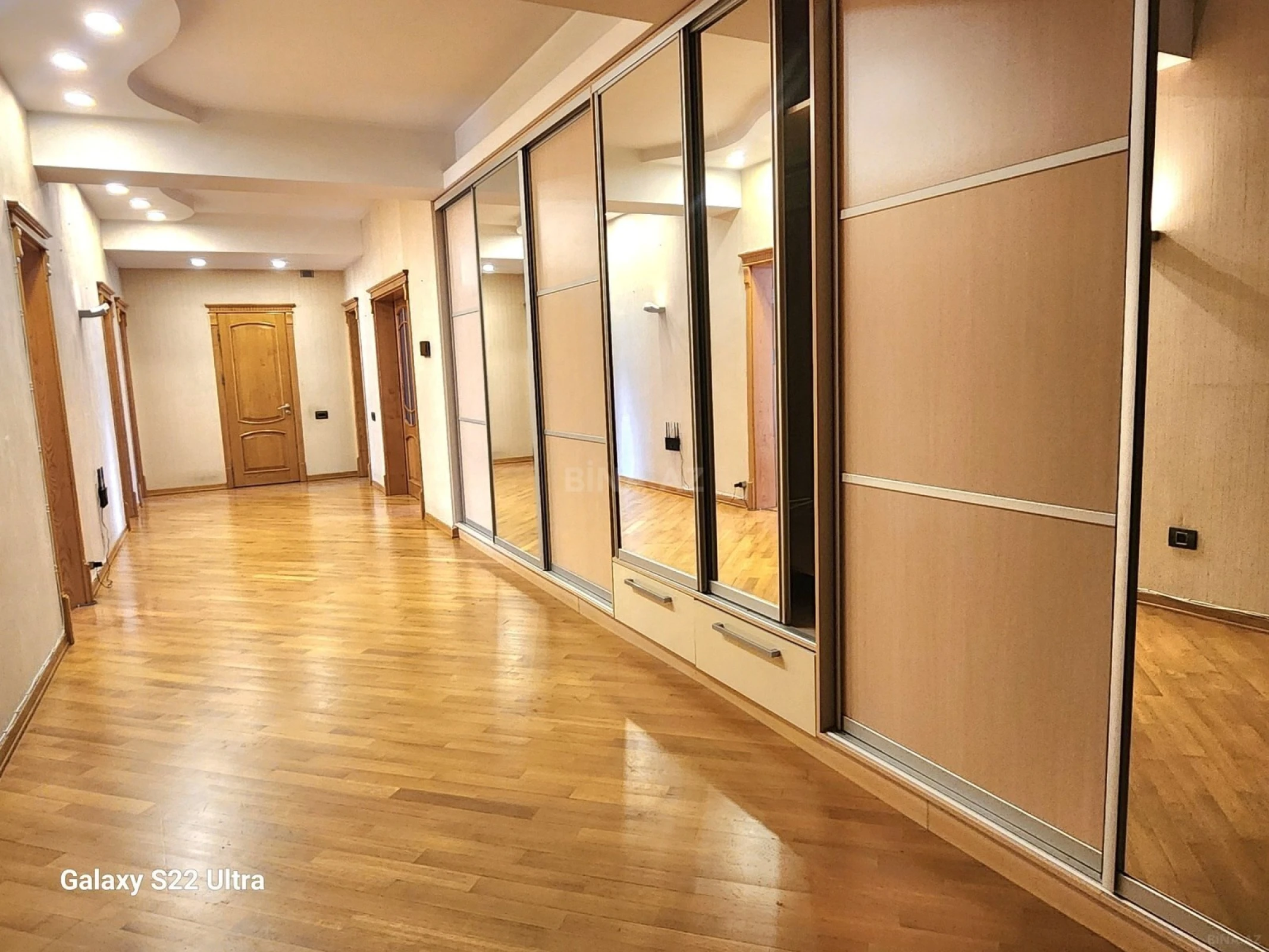 Satılır 4 otaqlı mənzil 240 m²