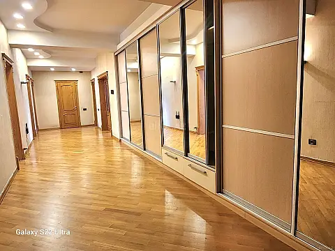 Satılır 4 otaqlı mənzil 240 m²