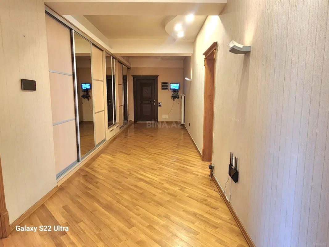 Satılır 4 otaqlı mənzil 240 m²