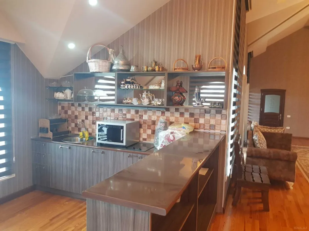 Satılır 9 otaqlı həyət evi 450 m²