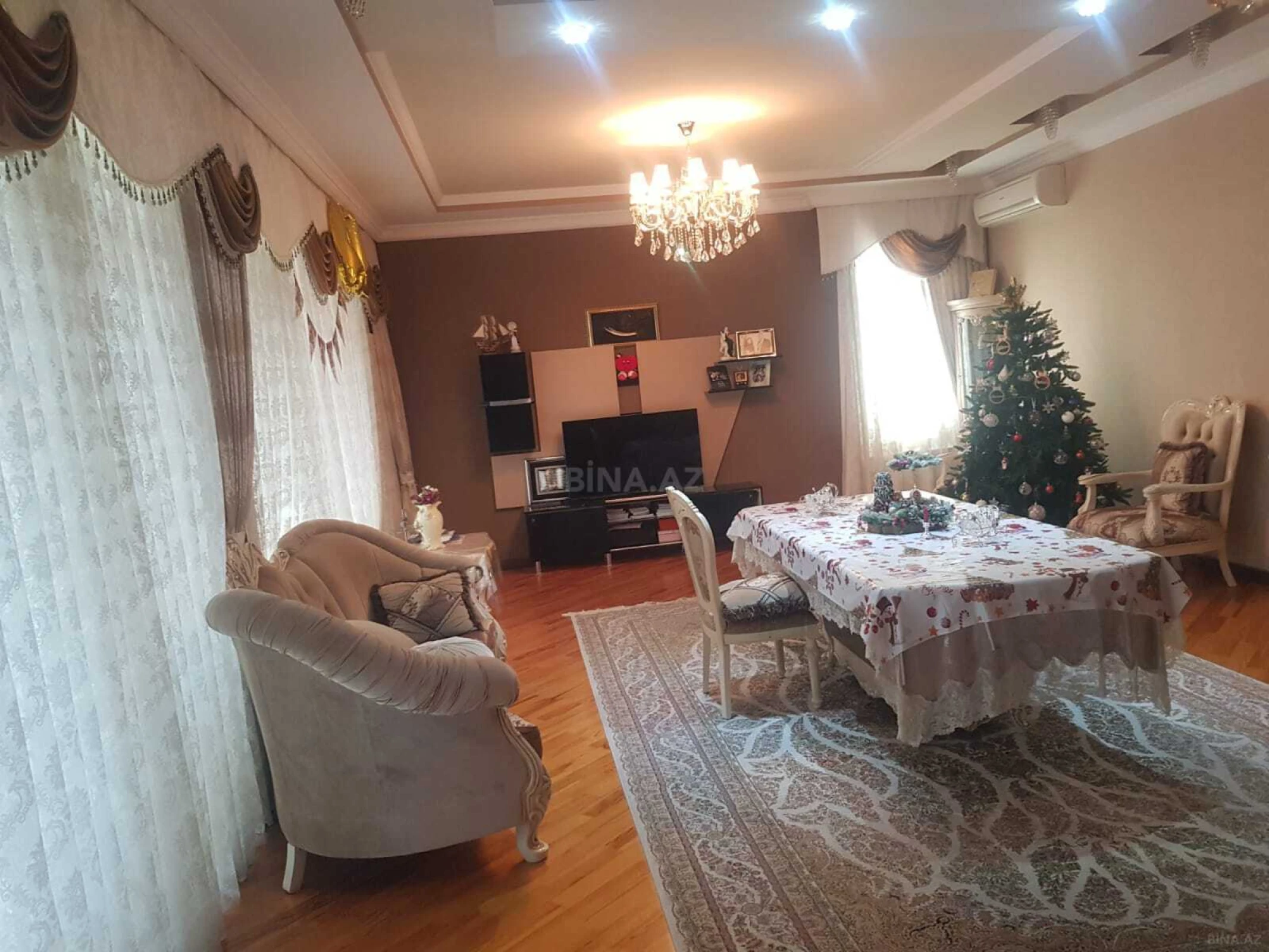 Satılır 9 otaqlı həyət evi 450 m²