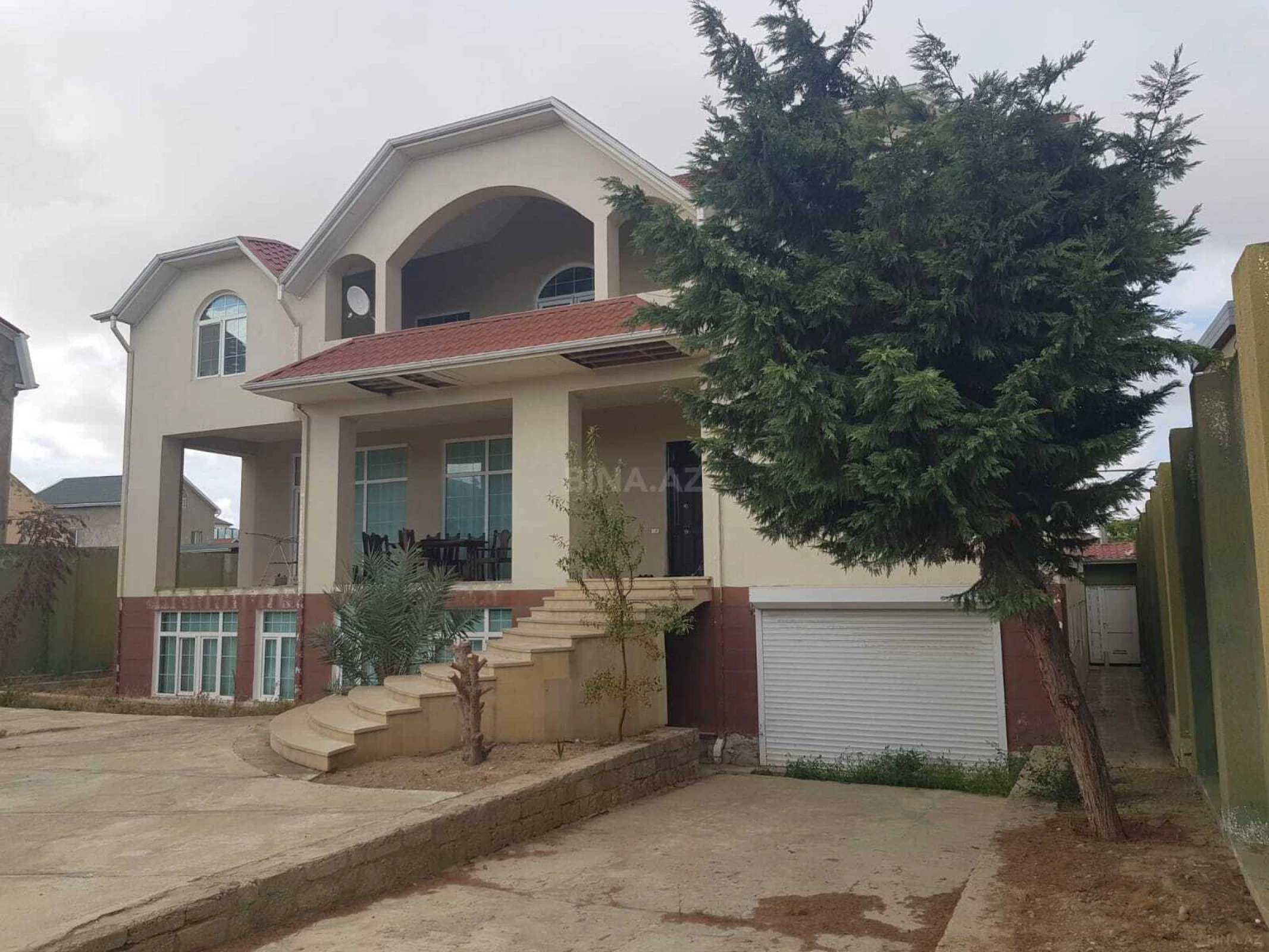 Satılır 9 otaqlı həyət evi 450 m²