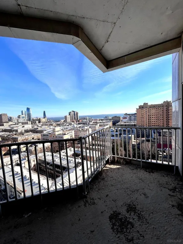 Satılır 4 otaqlı mənzil 230 m²