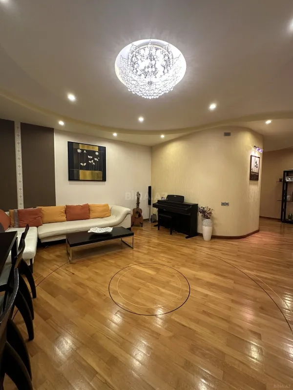Satılır 4 otaqlı mənzil 150 m²