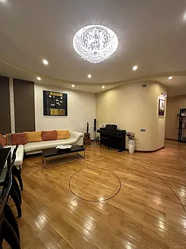 Satılır 4 otaqlı mənzil 150 m²