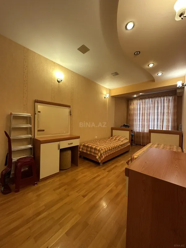 Satılır 4 otaqlı mənzil 150 m²