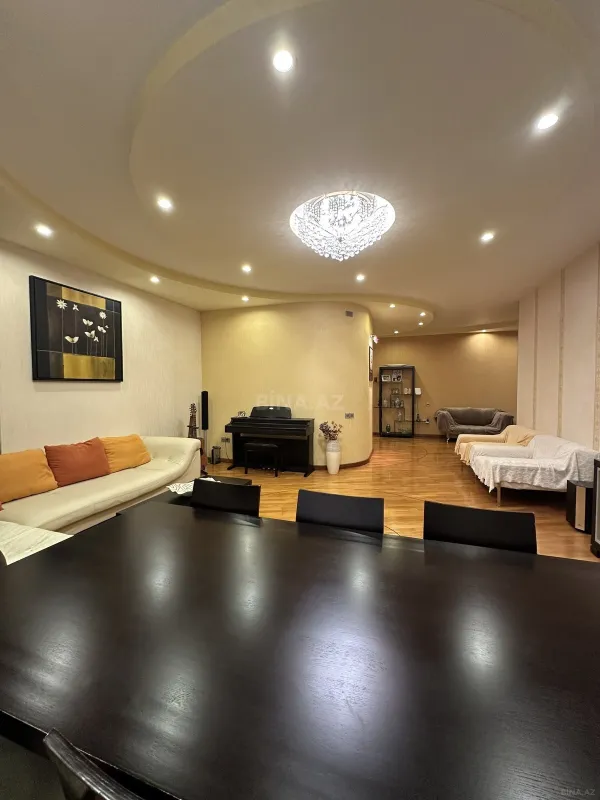 Satılır 4 otaqlı mənzil 150 m²