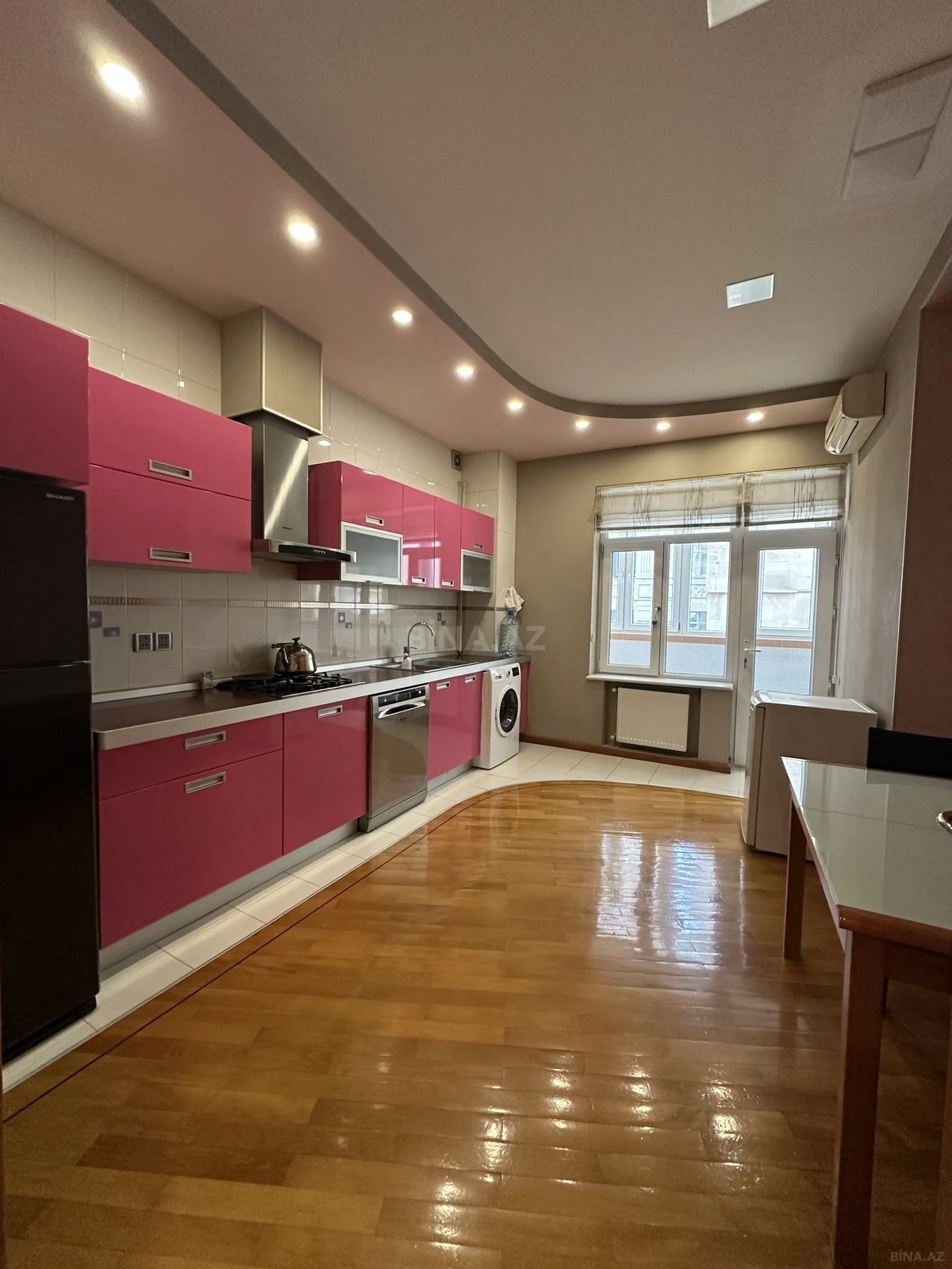 Satılır 4 otaqlı mənzil 150 m²