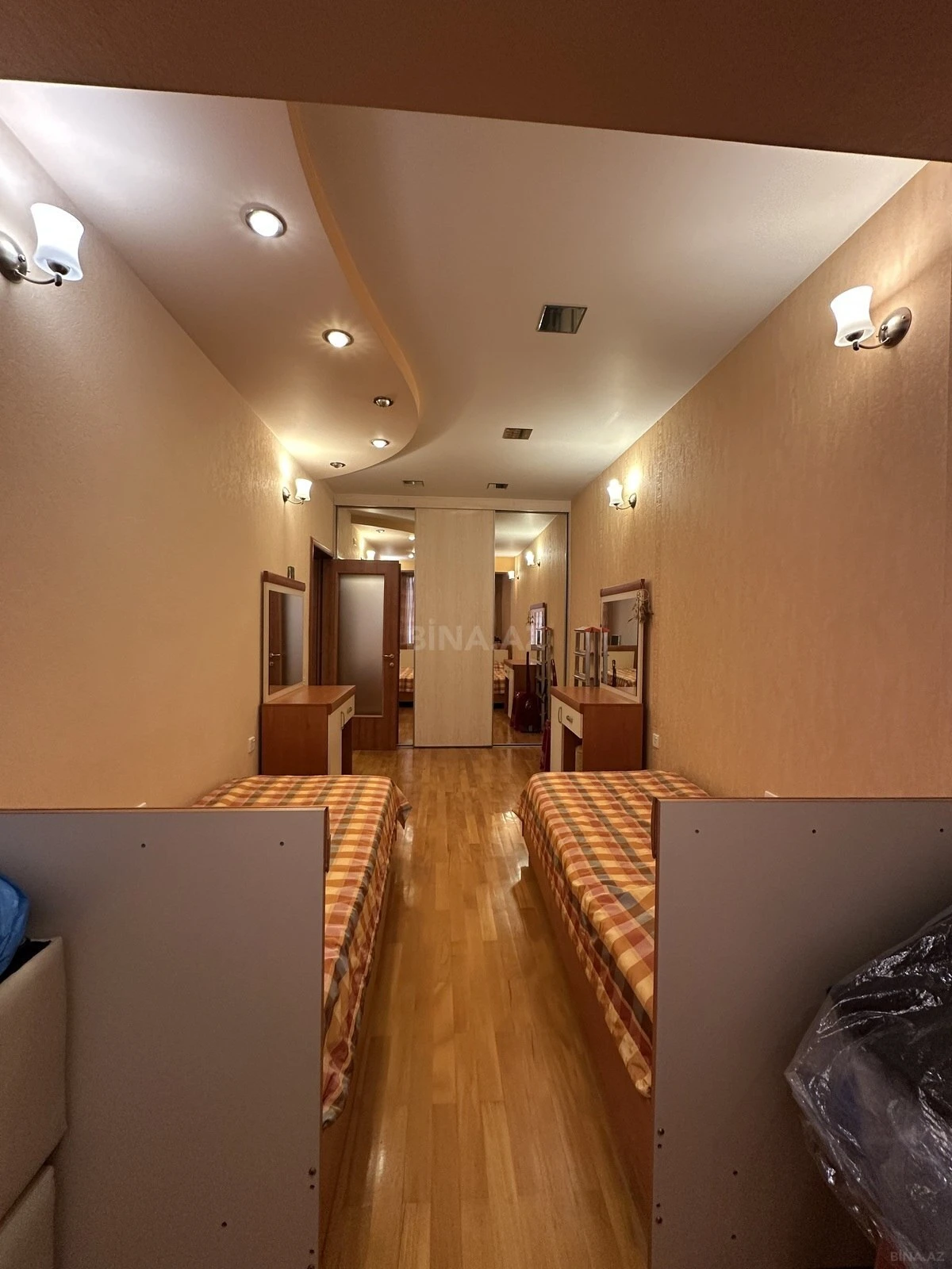 Satılır 4 otaqlı mənzil 150 m²