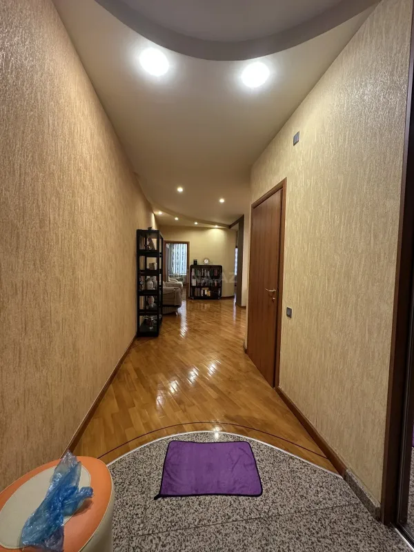 Satılır 4 otaqlı mənzil 150 m²