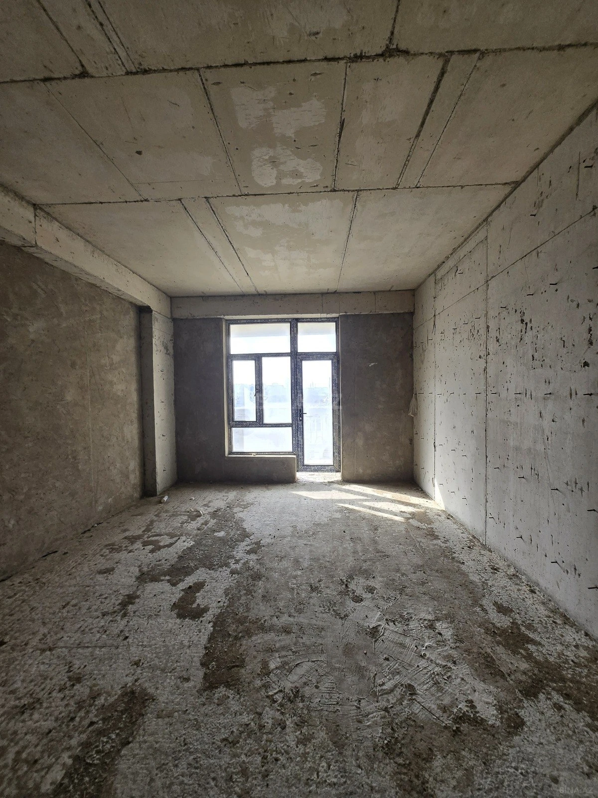 Satılır 4 otaqlı mənzil 196 m²