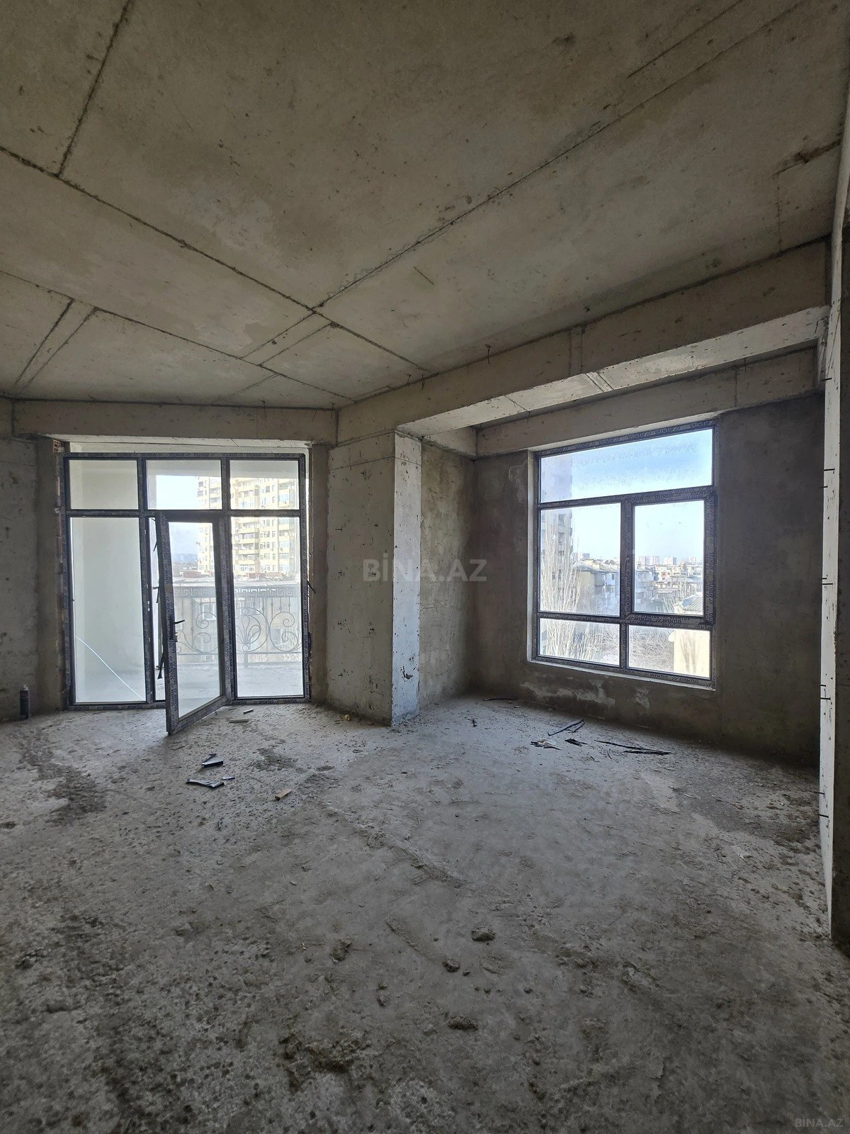 Satılır 4 otaqlı mənzil 196 m²