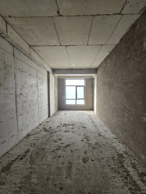 Satılır 4 otaqlı mənzil 196 m²