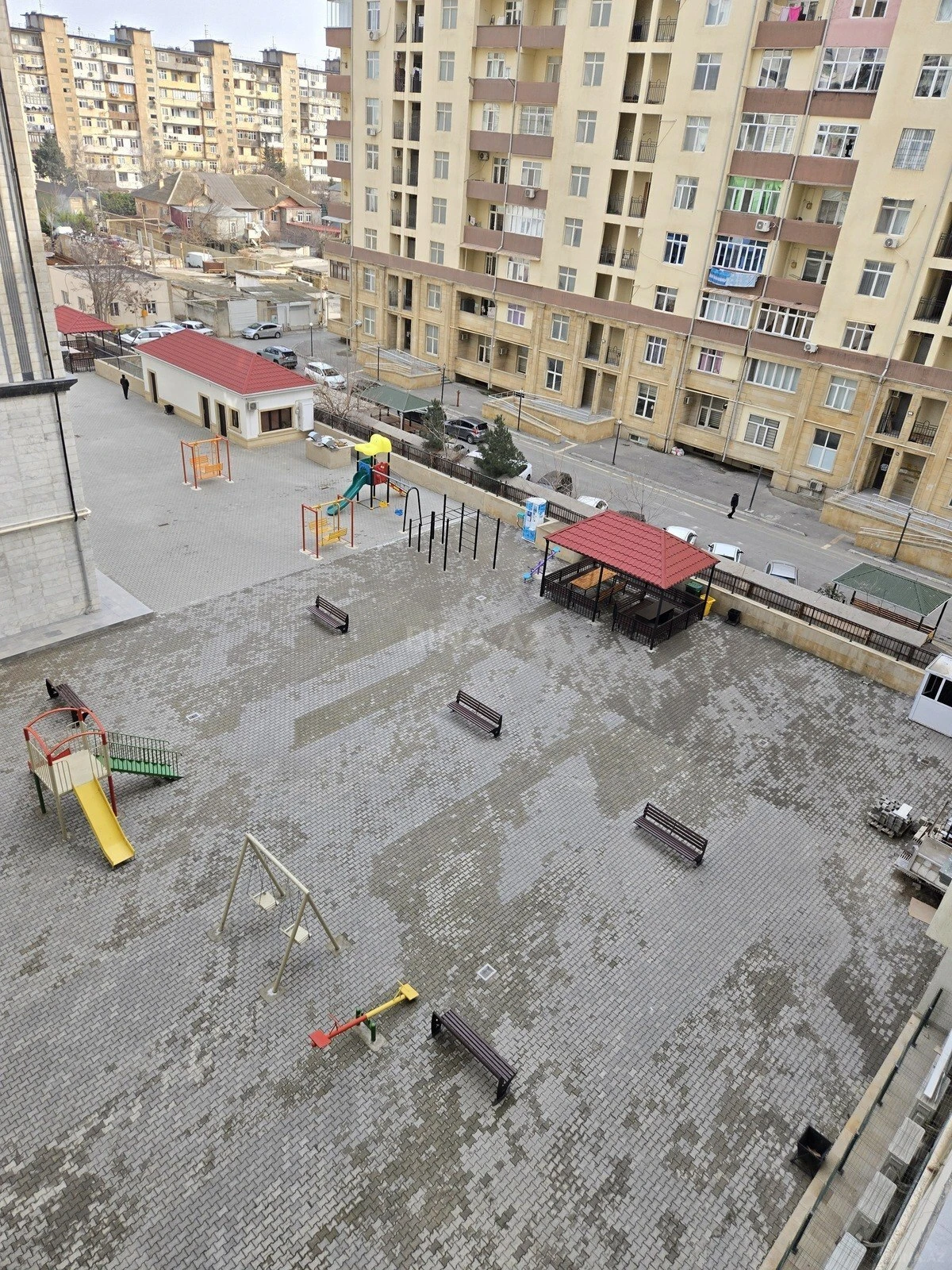 Satılır 4 otaqlı mənzil 196 m²