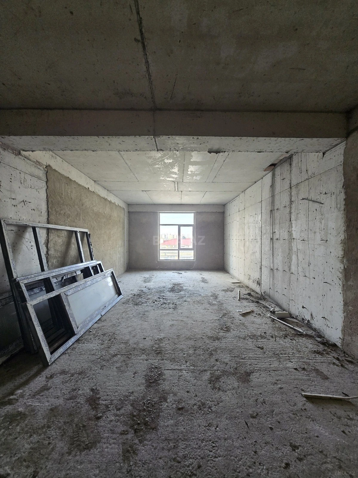 Satılır 4 otaqlı mənzil 196 m²