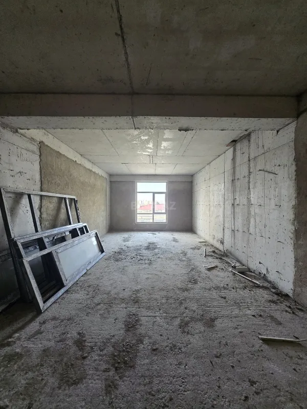 Satılır 4 otaqlı mənzil 196 m²