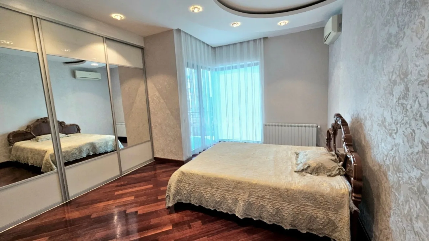 Kirayə verilir 3 otaqlı mənzil 155 m²