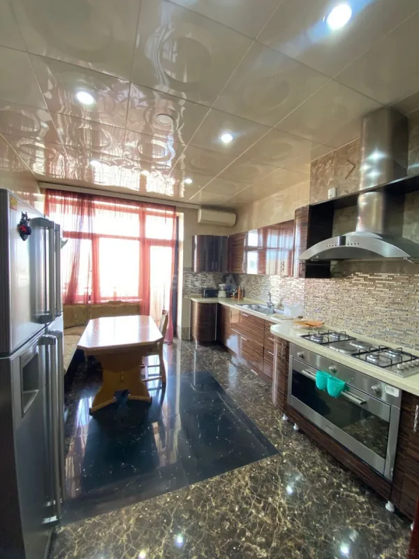 Kirayə verilir 4 otaqlı mənzil 185 m²