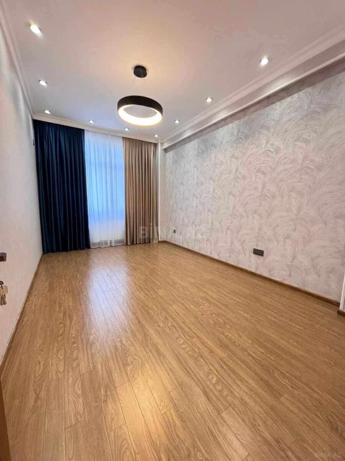 Satılır 3 otaqlı mənzil 140 m²