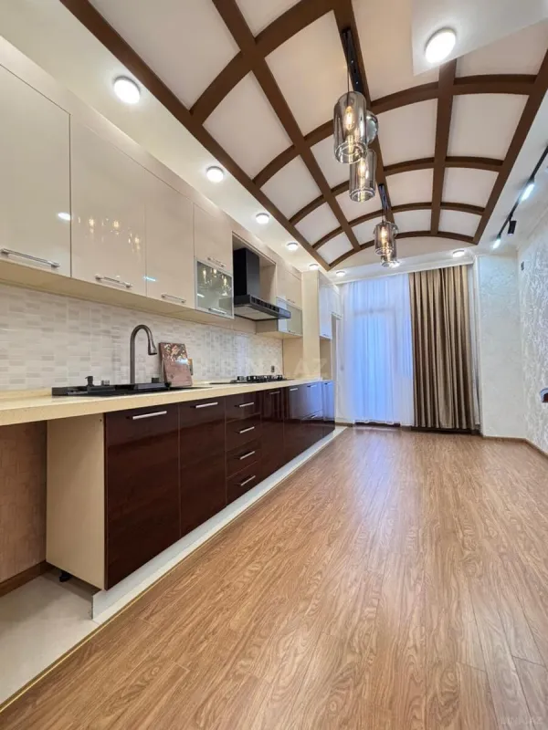 Satılır 3 otaqlı mənzil 140 m²