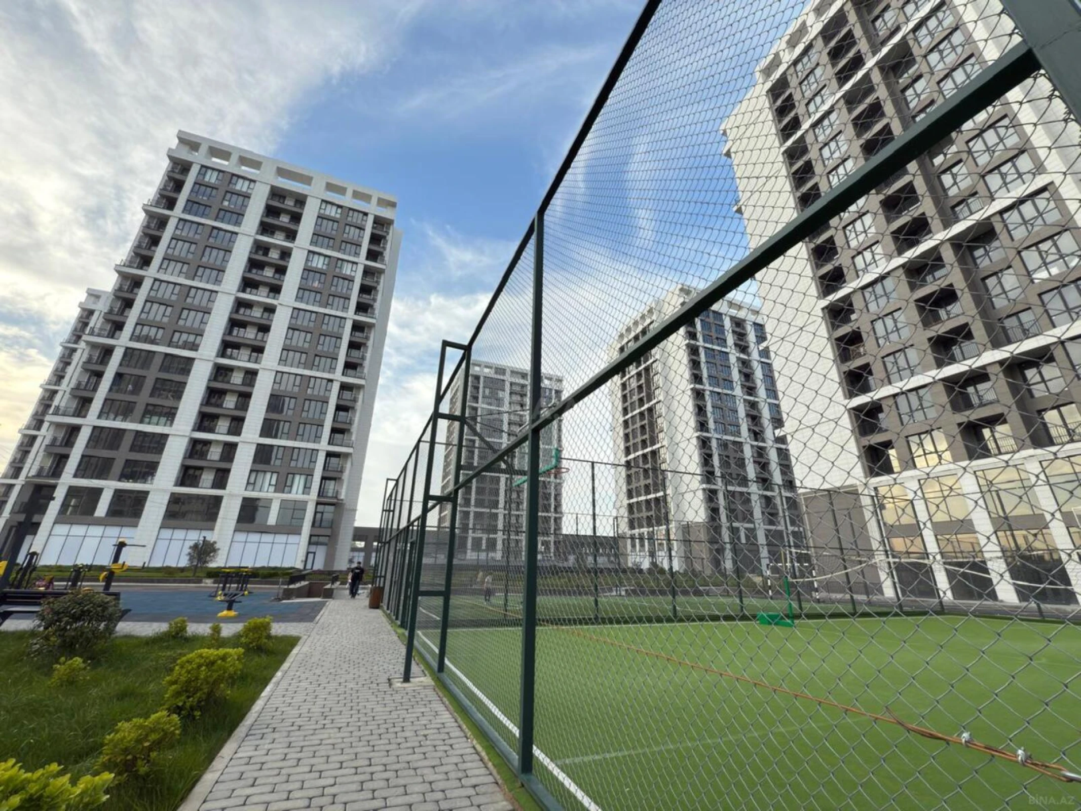 Satılır 2 otaqlı mənzil 74 m²