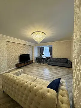 Satılır 4 otaqlı mənzil 147 m²